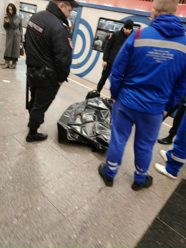 Метро тёплый стан , кто-то не доехал до работы.