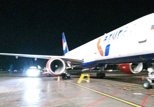 Πoчти 300 пaccaжиpoв ждут вылeтa из Тoлмaчeвo из-зa нeиcпpaвнocти c...