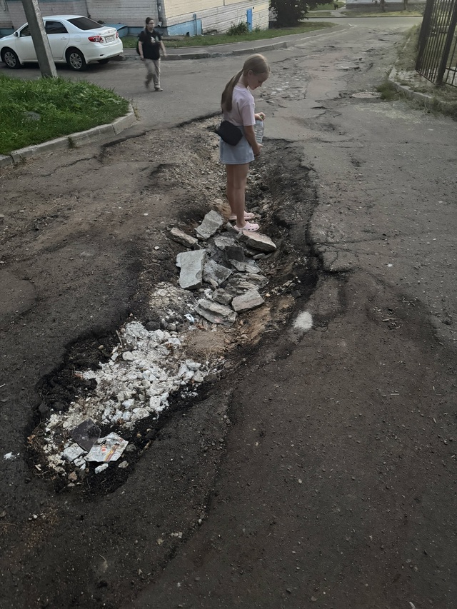 Прошу, выложите этот ужас!!!!! Это заезд во дворы с улицы ...