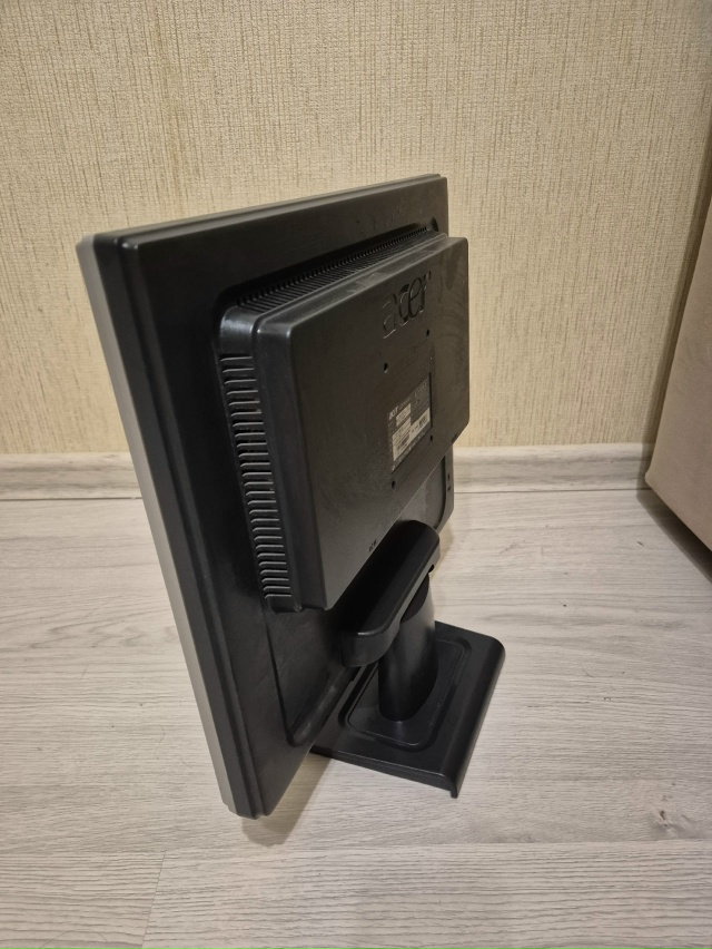 Отдам монитор (шнур питания в комплекте) за шоколадку м...