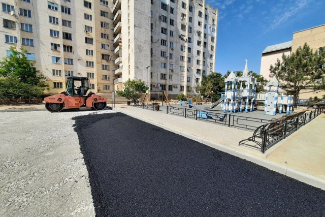 Сегодня приступили к асфальтированию парковки на ул. К...