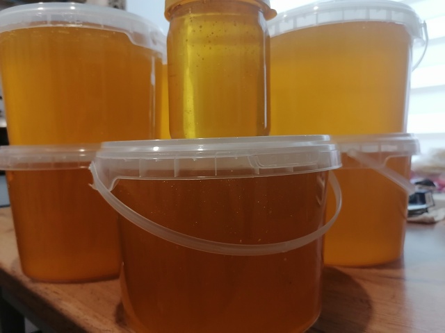 Продам мед 1700 рублей банка. Т. 89877979590