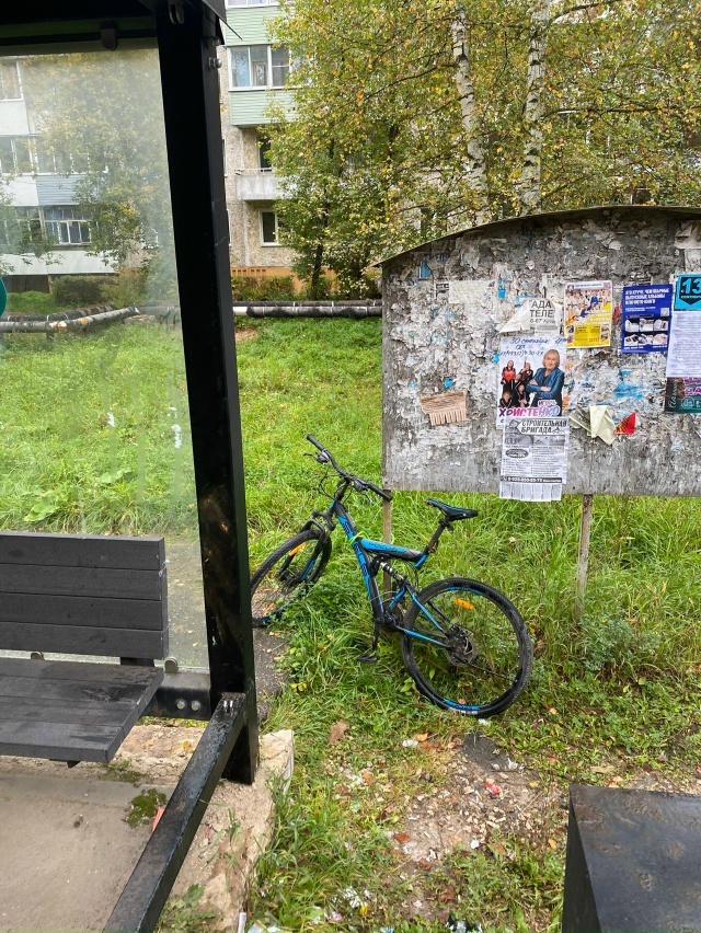 У остановки на строителей 7 уже несколько дней стоит пр...