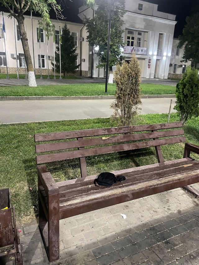 нашел сумку в парке , находится возле администрации в ц...