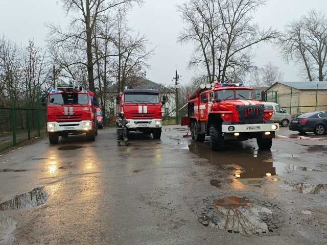 Работники «Мособлпожспаса» провели учения в спортивн?...