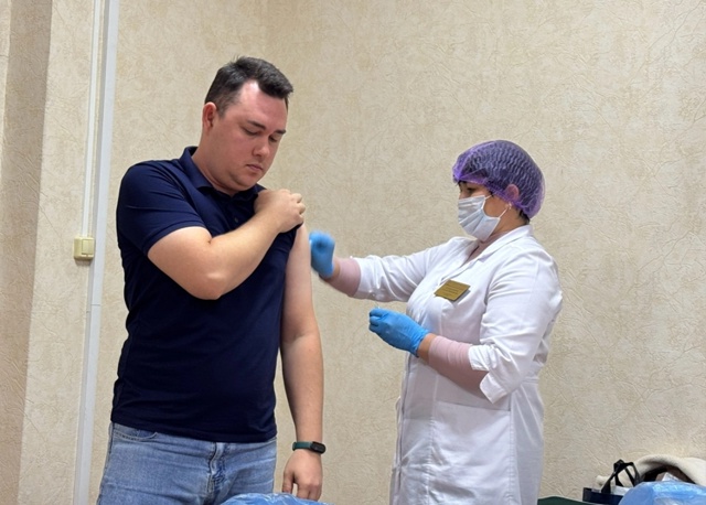 Сотрудники администрации Нефтекамска привились от гр?...