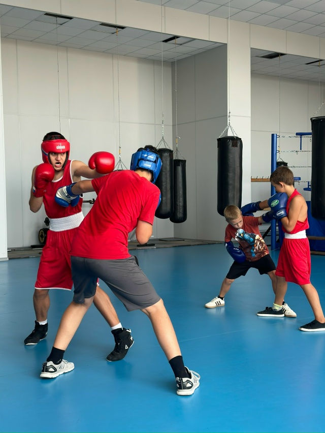 Бокс- это не про драку - это про характер .
Бокс учит не б...