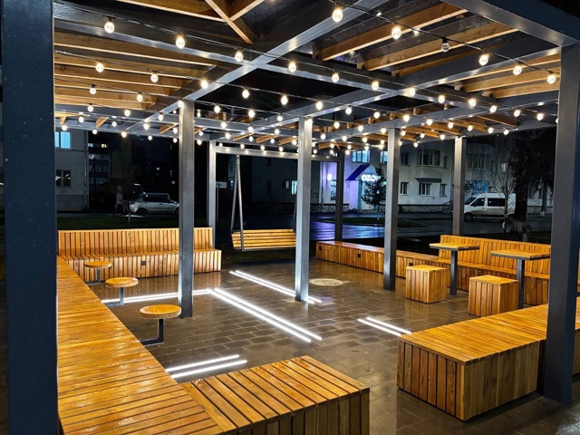 «Ось времени» в вечернем свете