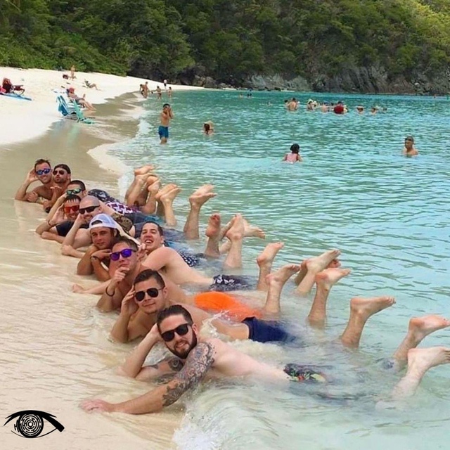 Мужчины решили повторить фото девушек 😂