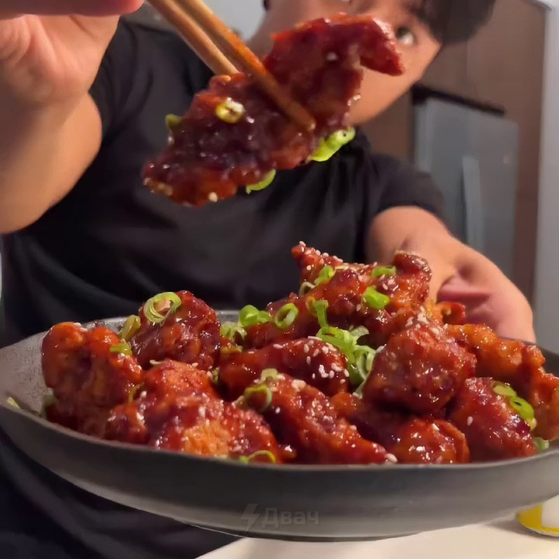 В соцсетях жёстко хайпит рецепт сочной курицы по-корейски в пикантном соусе — пользователи пишут, чт