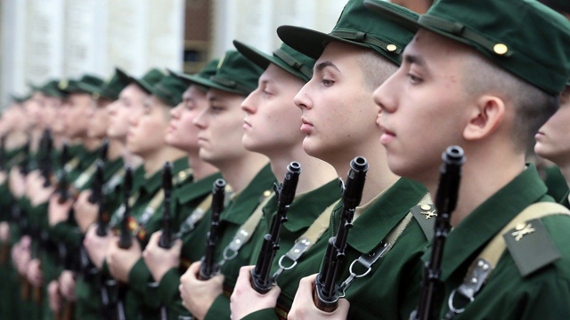 Рoccийcкиe влacти пocтaвили зaдaчу peзкo пoвыcить чиcлo гoдных к...
