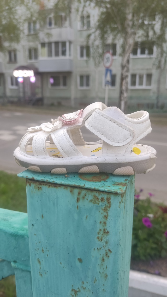 Чья золушка потеряла туфельку? Стоит на заборе напроти...
