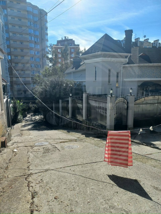 Провод опасненько навис над дорогой возле ворот санат?...