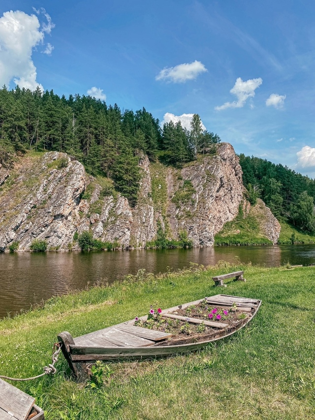 На левом бeрегу реки Исеть, примерно в километре от дер?...