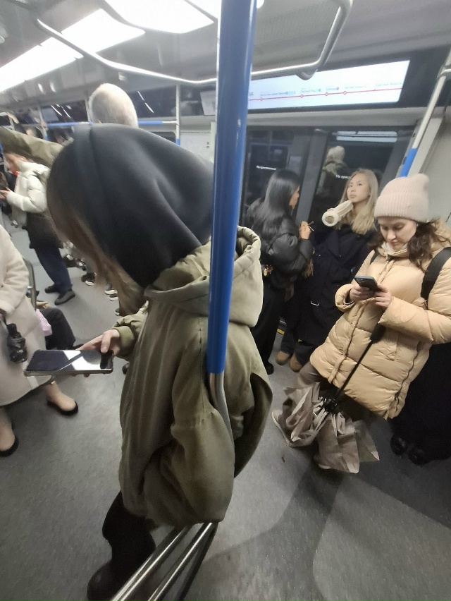 Вчера ехала по красной ветке
Надеюсь найдемся