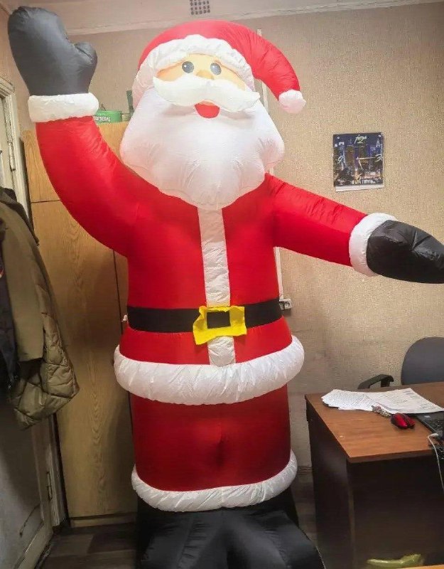 На Камчатке мужик унес надувного Деда Мороза из магазина, чтобы «приблизить Новый год».
Пьяный жит