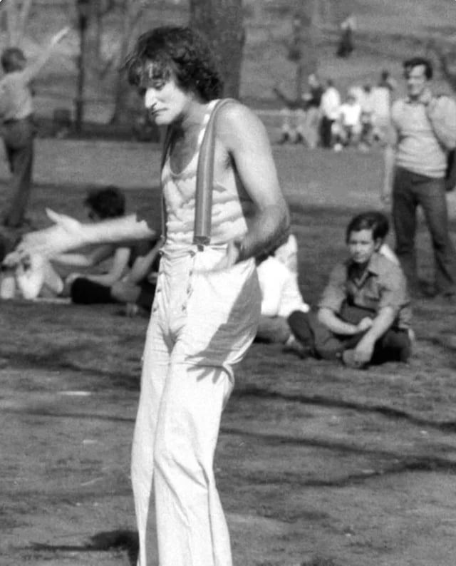 Робин Уильямс до того, как стать знаменитым, работал ул...