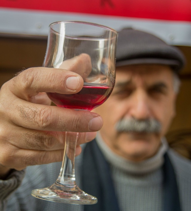 77-летний француз упал в 40-метровый овраг, когда возвращ...