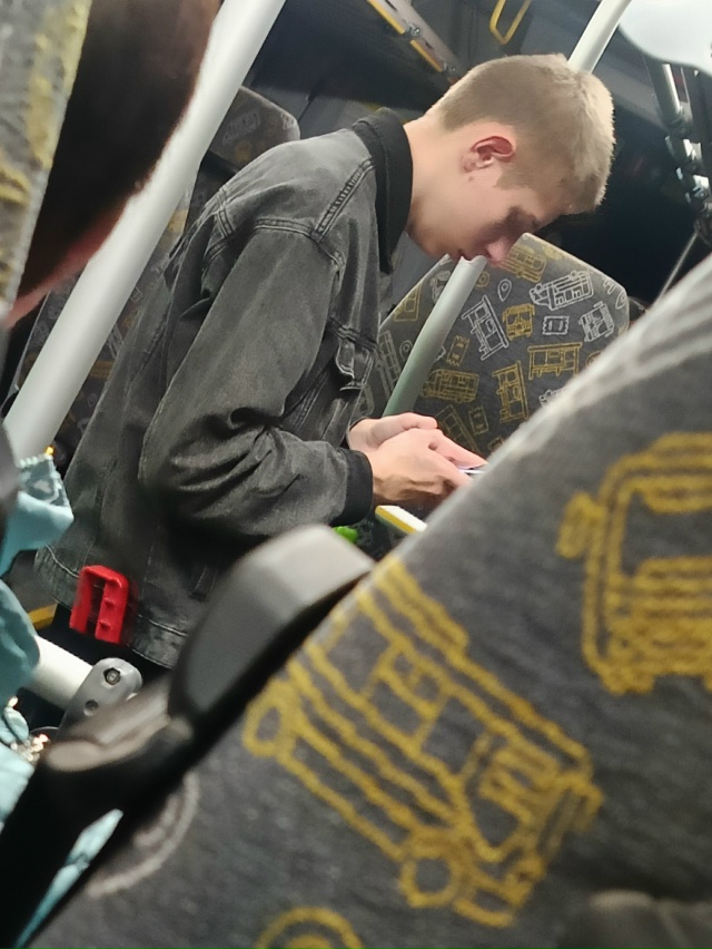 10 октября подросток украл из автобуса №30 аварийный мо?...