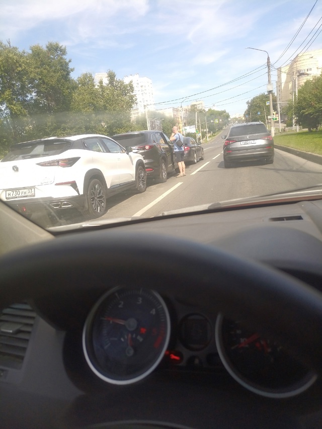 Поворот на В.Дуброву со стороны Юрьевца, пробка в город...