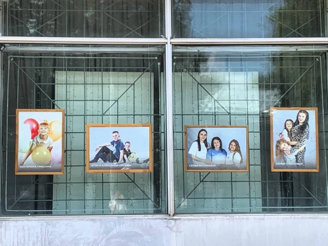 В окнах выставочного зала обновили фотоработы Медиаце...