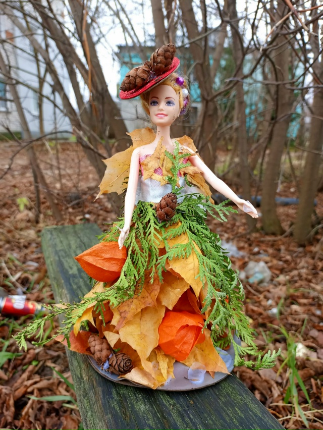 Очень красивая поделка забыта на остановке около пяте?...