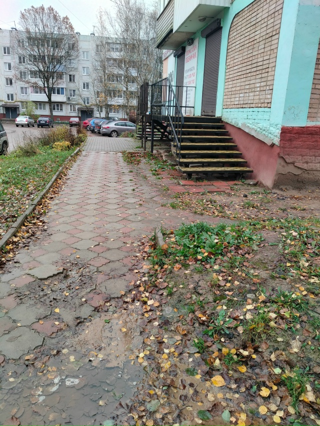 На углу дома 1А (микрорайон 1) уже вторую неделю