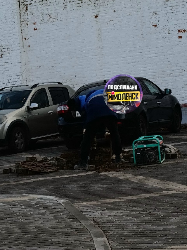 ?В новом сквере возле ЦУМа разбирают брусчатку
Спец...