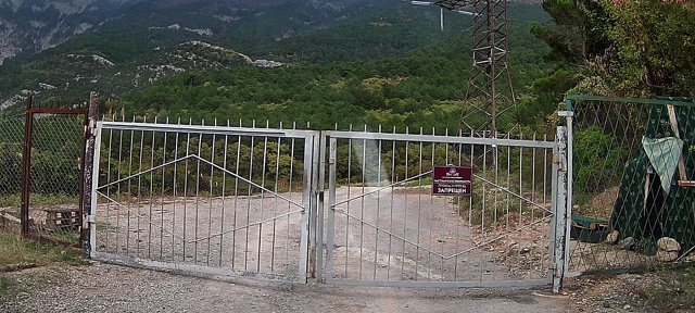 Массандровский завод решил что им принадлежат дороги ?...