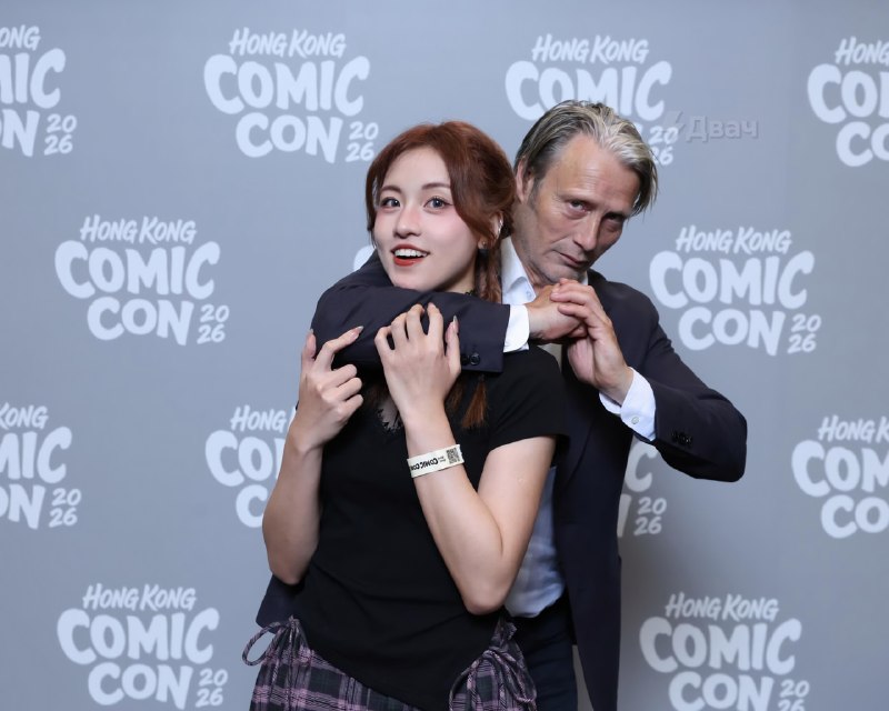 На Comic-Con в Гонконге тянки стояли в длинных очередях ради того, чтобы Мадс Миккельсен их придушил