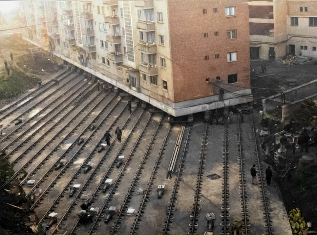 Перемещение 7600-тонного жилого дома для создания бульв?...