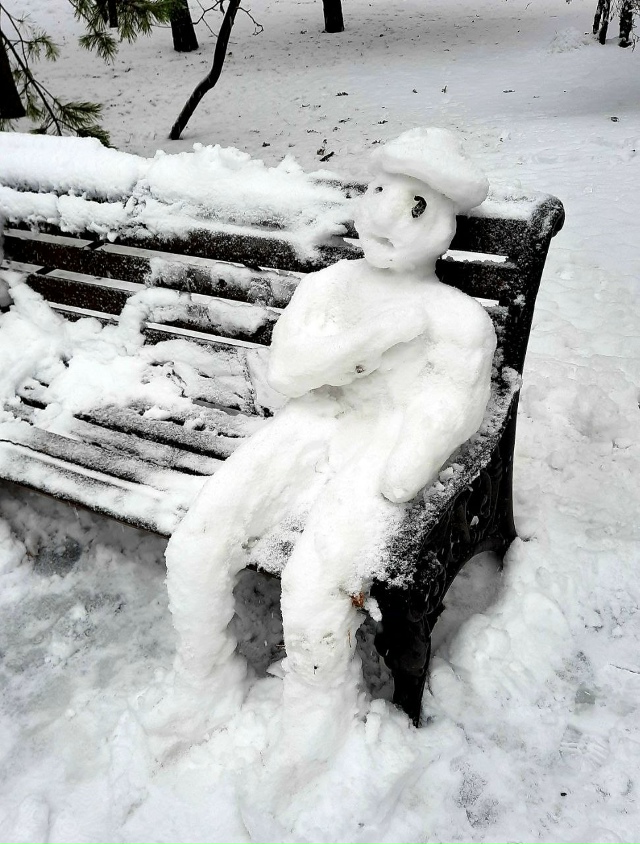 Житeли зaмeтили cнeжнoгo чeлoвeкa нa Μoнумeнтe cлaвы