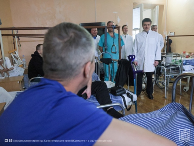 Губернатор Михаил Котюков посетил военный госпиталь К...