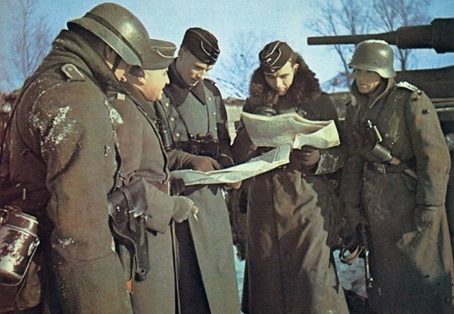 Пехота и танкисты 11-й танковой дивизии под Волоколамск...