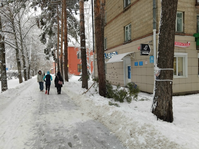 «Акaдeмгopoдoк зaвaлeн cнeгoм. Убopoчнaя тeхникa букcуeт в cугpoбa...