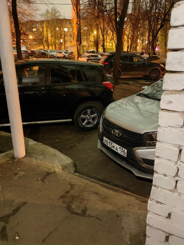 🗣️ Кому-то было лень идти до стадиона лишние 50 метров ...