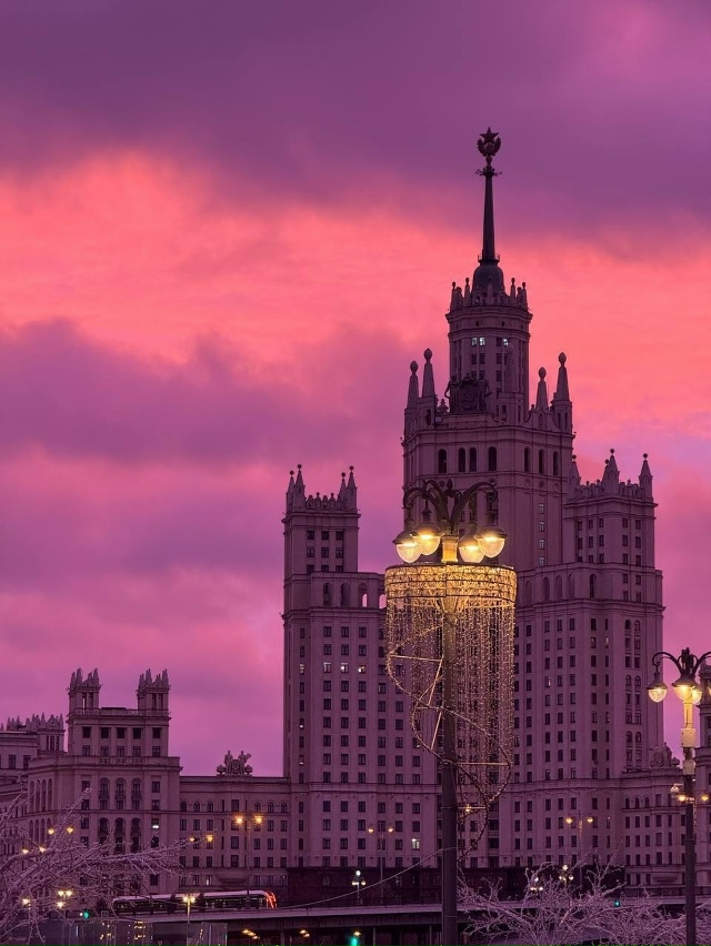 Ранним утрoм мoсквичи наблюдали барби-рассвет 😍