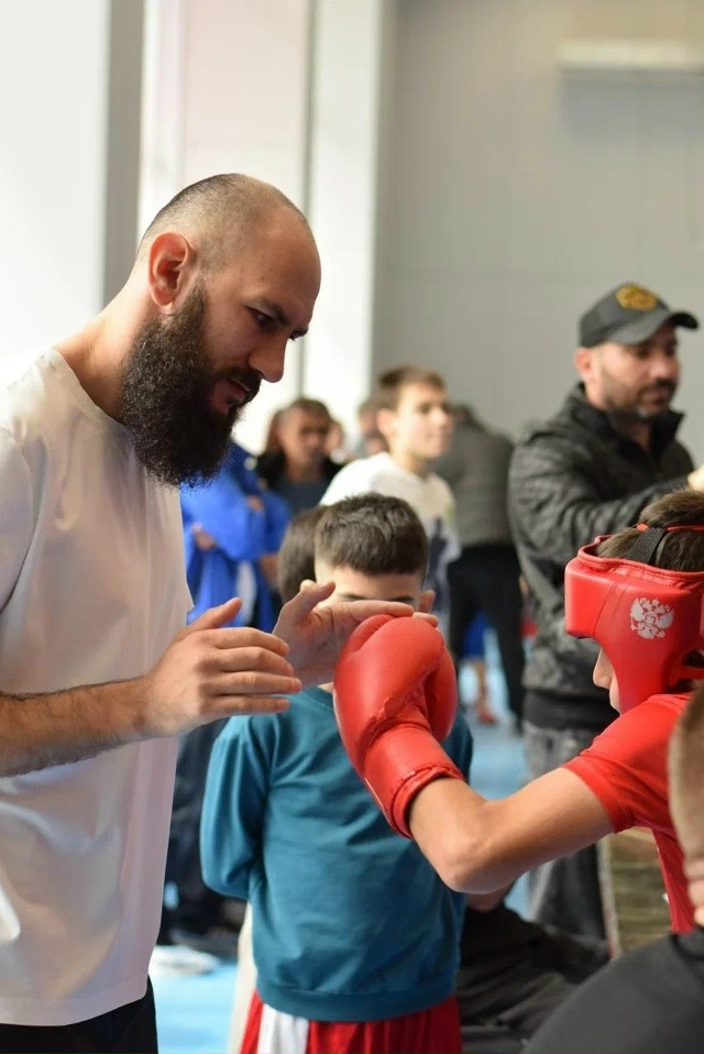 Бокс- это не про драку - это про характер .
Бокс учит не б...