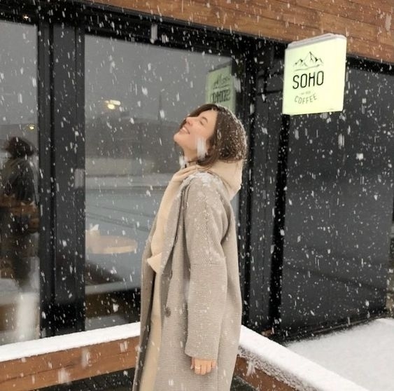 В снегопад мы снова становимся детьми. Ловим снежинки ?...