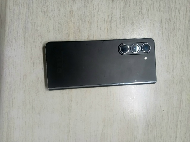 Возле дома Ферсмана 10, найден телефон. Samsung раскладушка...