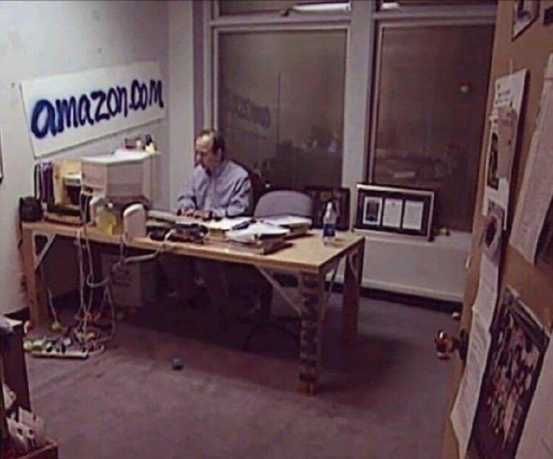 Сегодня исполняется 30 лет с запуска сайта Amazon.
30 лет назад Джефф Безос запустил Amazon прямо