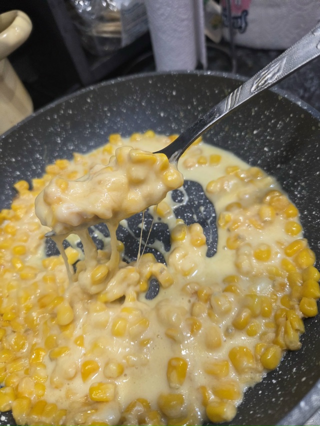 Сделала трендовый хот-дог с сырной кукурузой. Там внут?...