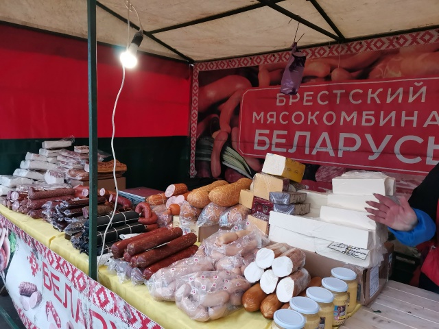 На против центрального входа Октябряского рынка будет...