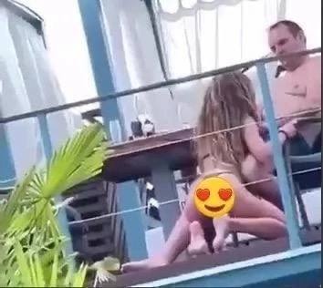 СЕКС НА ПЛЯЖЕ В ПРЯМОМ СМЫСЛЕ
Среди белого дня прямо ?...