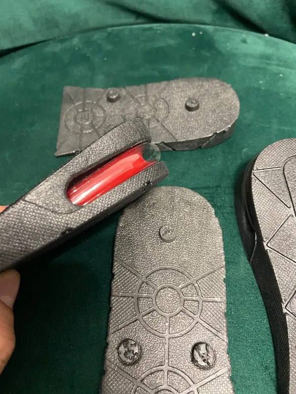 Мужчины скупают полустельки для увеличения роста. Их продажи взлетели в пять раз.
Такие подпяточни