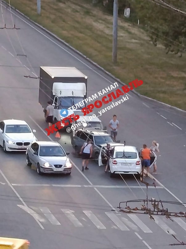 Тройное ДТП сейчас. У одного из мужчин лицо в крови. Сра...
