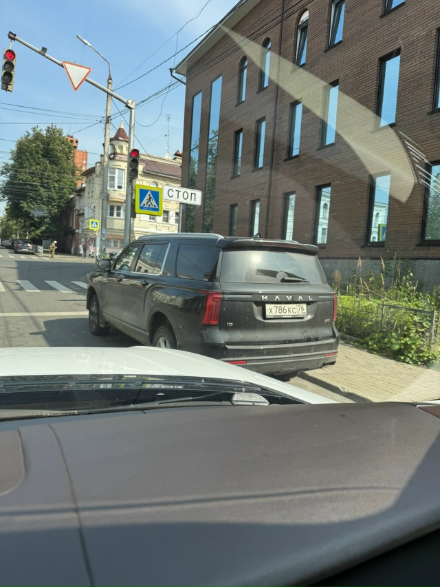 Подписчик сообщает, что данное авто ему мешает:
