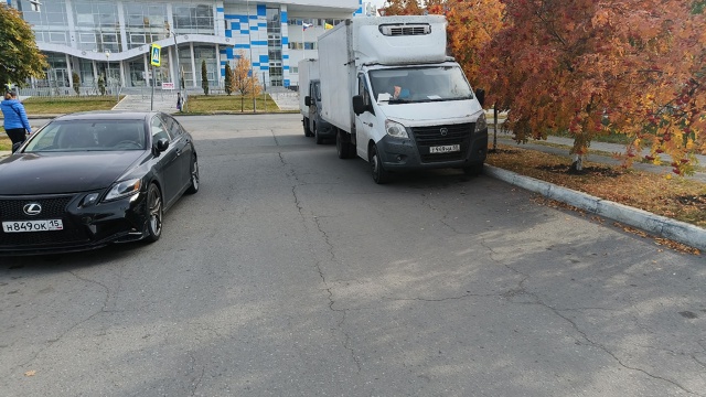 Просьба к автовладельцам не загораживать проезды к ко?...