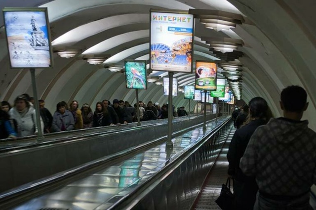 На «Адмиралтейской» теперь рекламные панели.
На днях ?...