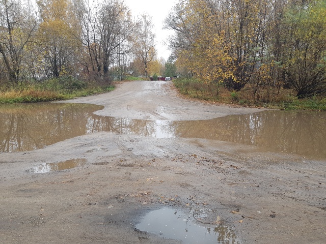 Мы тоже жалуемся на грязь и гигантские лужи. Улица Кавк...